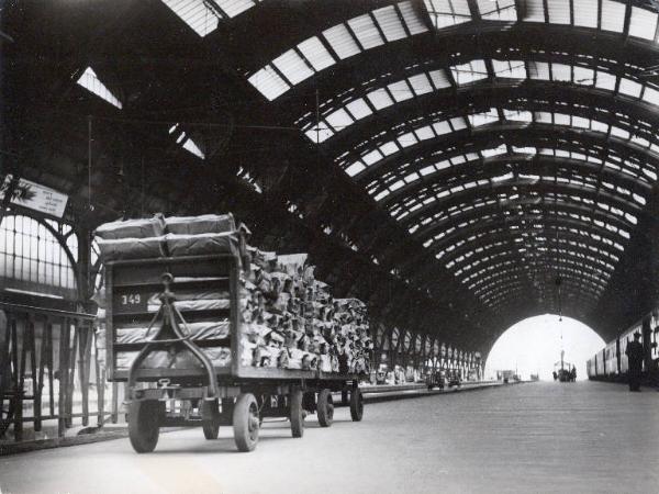 Milano - Sciopero postelegrafonici - Stazione Centrale - Interno - Marciapiede dei binari - Carrelli carichi di posta e di pacchi