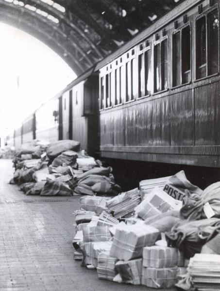 Milano - Sciopero postelegrafonici - Stazione Centrale - Interno - Cumuli di posta sul marciapiede dei binari - Treno