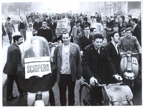 Milano - Sciopero postelegrafonici - Corteo dei lavoratori in motocicletta e bicicletta - Postini in divisa - Cartello di sciopero