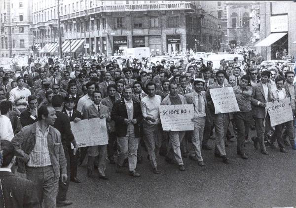 Milano - Sciopero postini - Via Larga - Corteo dei lavoratori - Postini in divisa - Cartelli sindacali Fip Cgil