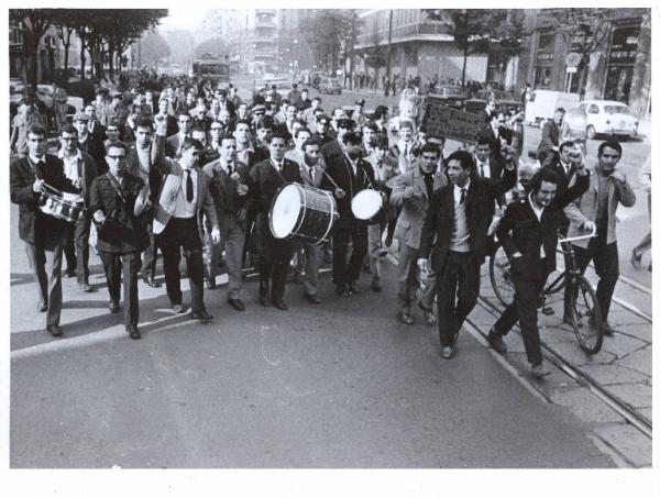 Milano - Sciopero postini - Corteo dei lavoratori - Postini in divisa con tamburi - Cartelli di protesta