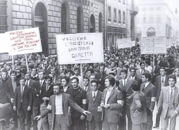 Milano - Sciopero postelegrafonici - Corteo dei lavoratori - Cartelli sindacali e di protesta