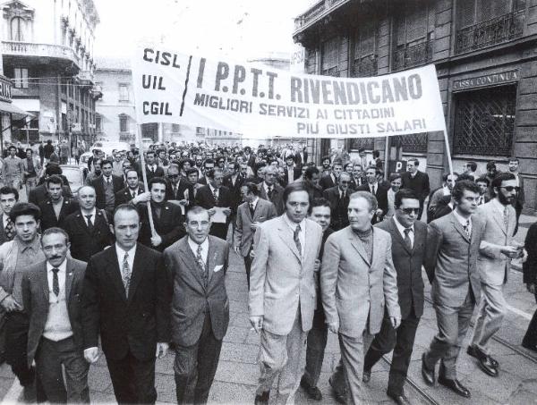 Milano - Sciopero postelegrafonici - Corteo dei lavoratori verso il Lirico - Striscione di Cgil, Cisl, Uil