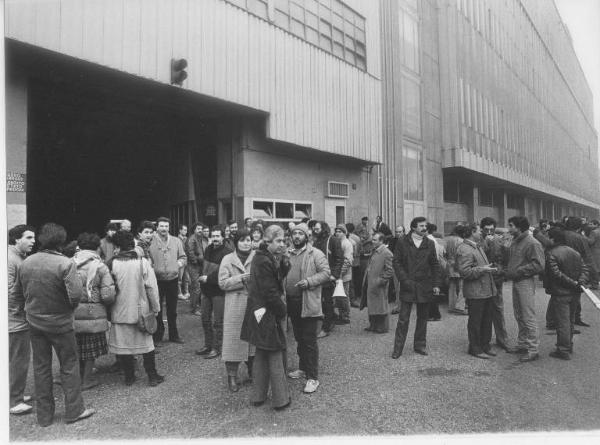 Milano - Sciopero dei lavoratori postelegrafonici - Posta di piazzale Lugano - Presidio dei lavoratori