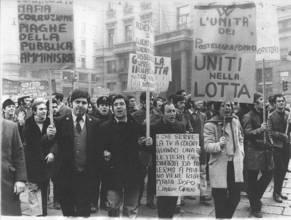 Milano - Sciopero postelegrafonici - Corteo dei lavoratori - Cartelli di protesta