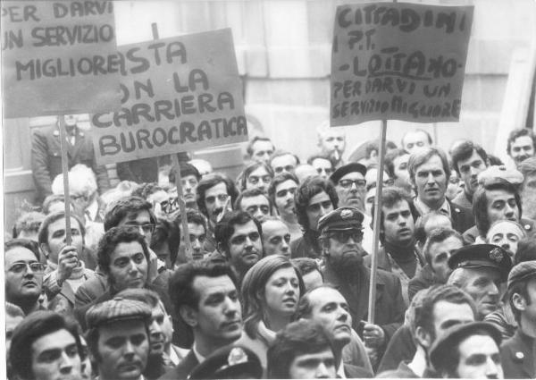 Milano - Sciopero postelegrafonici - Comizio - Lavoratori con cartelli di protesta