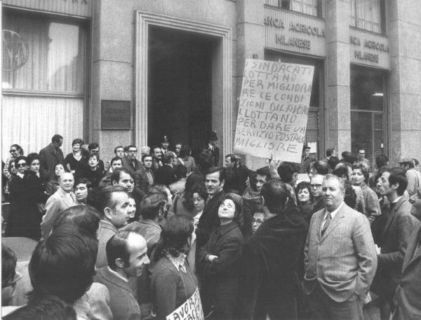 Milano - Sciopero postelegrafonici - Presidio dei lavoratori davanti alla sede della Regione Lombardia - Cartello di protesta