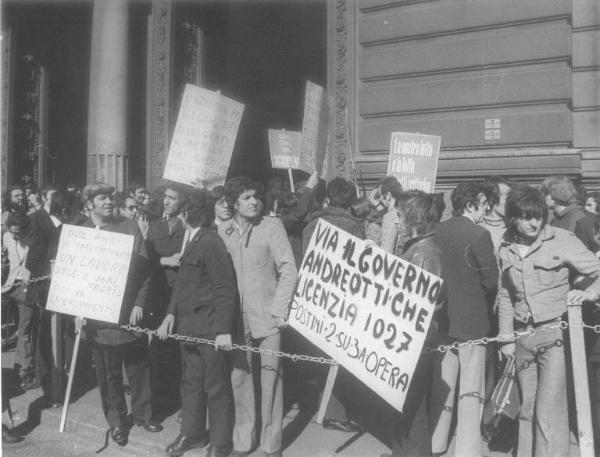 Milano - Sciopero postelegrafonici - Presidio dei lavoratori davanti alla posta in piazza Cordusio - Cartelli sindacali e di protesta