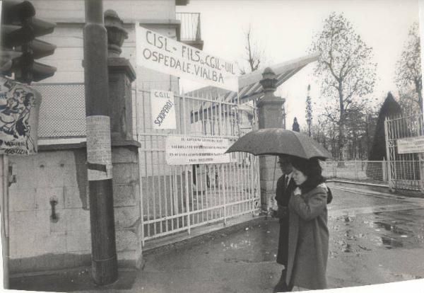 Milano - Sciopero ospedalieri - Ospedale Vialba (o Luigi Sacco) occupato dai dipendenti dell'Inps - Cartelli sindacali e di protesta sui cancelli