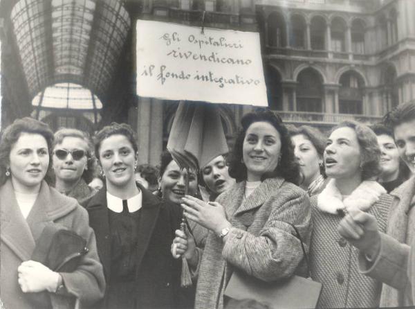 Milano - Sciopero ospedalieri - Piazza Duomo davanti alla Galleria Vittorio Emanuele II - Ritratto di gruppo - Infermiere con cartello di protesta