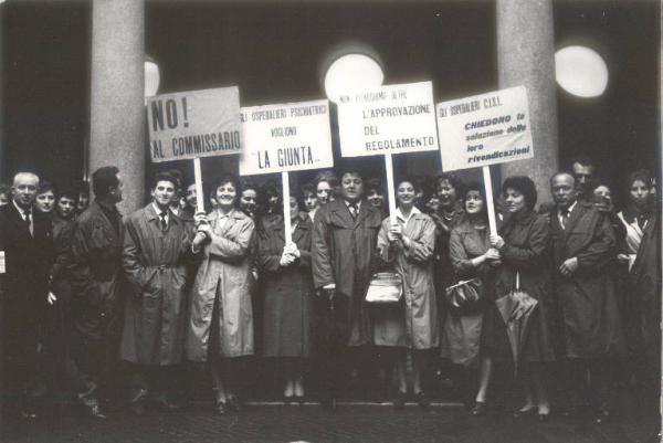 Milano (?) - Sciopero ospedalieri - Presidio dei lavoratori - Ritratto di gruppo - Lavoratori con cartelli di protesta