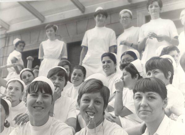 Milano - Sciopero infermiere - Macedonia Melloni - Presidio delle lavoratrici davanti all'ospedale - Ritratto di gruppo - Infermiere con camice