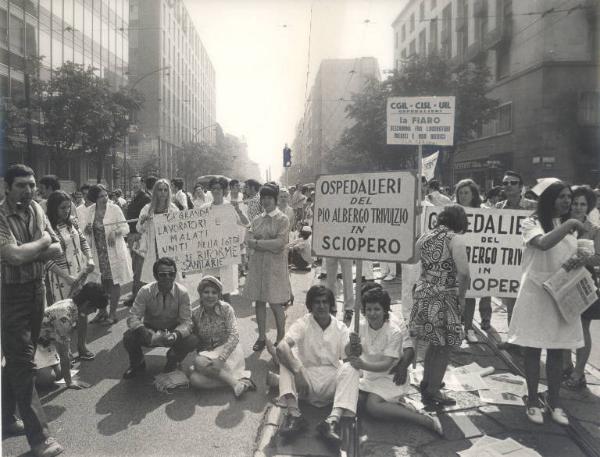 Milano - Sciopero ospedalieri - Corso di Porta Vittoria - Presidio con sit-in dei lavoratori davanti alla sede della Provincia - Infermiere in camice con cartelli sindacali e di protesta