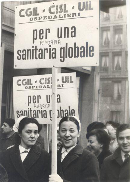 Milano - Sciopero ospedalieri - Presidio dei lavoratori - Infermiere in camice con cartelli sindacali e di protesta