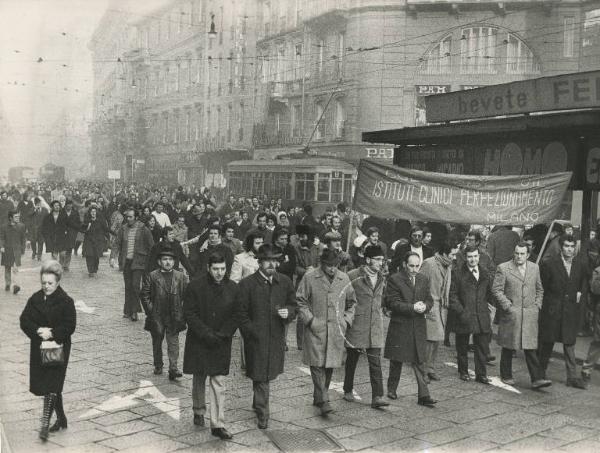 Milano - Sciopero ospedalieri - Corteo - Spezzone lavoratori degli Istituti clinici di perfezionamento - Striscione sindacale