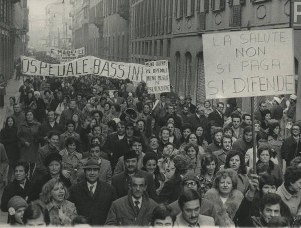 Milano - Sciopero ospedalieri - Corteo - Spezzone lavoratori dell'Ospedale Bassini - Striscioni e cartelli di protesta