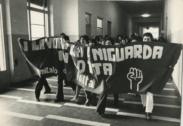 Milano - Sciopero ospedalieri - Ospedale di Niguarda - Interno - Corteo dei lavoratori nei corridoi dell'ospedale con striscione