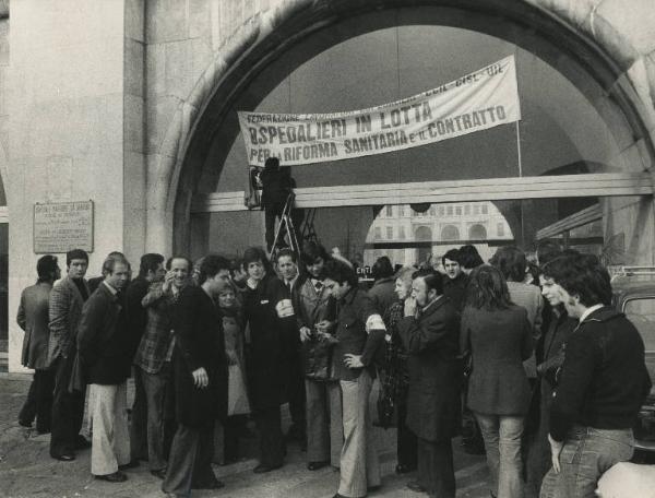 Milano - Sciopero ospedalieri - Ospedale di Niguarda - Presidio dei lavoratori davanti all'ingresso - Striscione sindacale