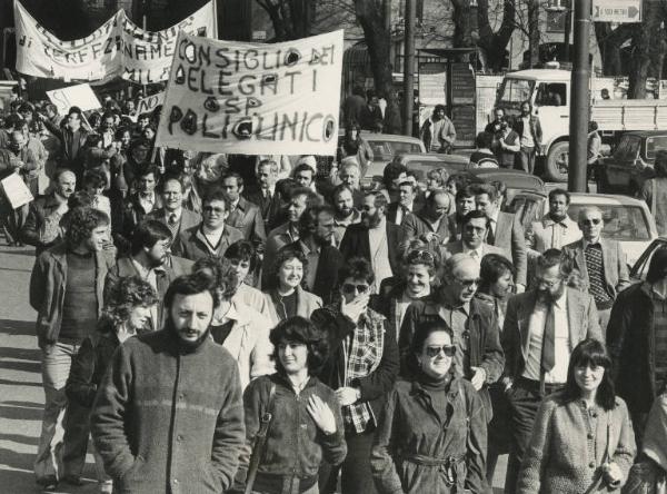 Milano - Sciopero ospedalieri - Corteo - Spezzone lavoratori dell'Ospedale Policlinico - Striscioni