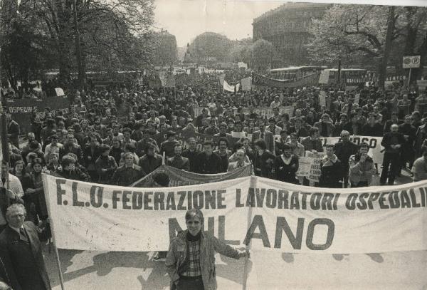 Milano - Sciopero ospedalieri - Piazza Castello - Manifestazione e comizio - Spezzone lavoratori Federazione lavoratori ospedalieri (Flo) - Striscioni e cartelli di protesta