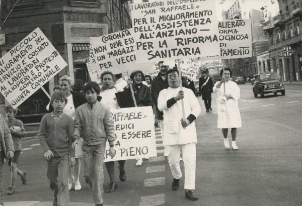 Genova - Sciopero ospedalieri - Corteo - Lavoratori in camice con cartelli di protesta - Bambini