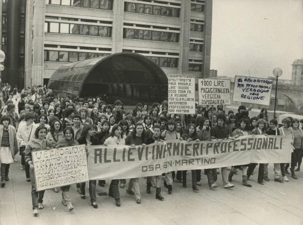 Genova - Sciopero allievi infermieri - Corteo davanti alla sede della Regione Liguria - Testa del corteo con gli allievi infermieri professionali ospedale San Martino - Striscione e cartelli di protesta