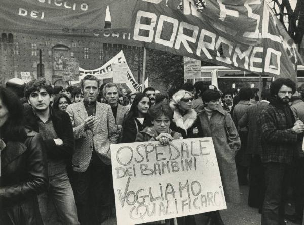 Milano - Sciopero ospedalieri - Piazza Castello - Comizio - Lavoratori con striscione e cartelli di protesta