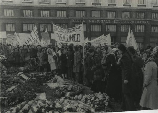 Milano - Sciopero ospedalieri - Piazza Fontana - Lavoratori davanti alla lapide della strage di Piazza Fontana - Striscioni e cartelli di protesta - Insegna della Banca Nazionale dell'agricoltura