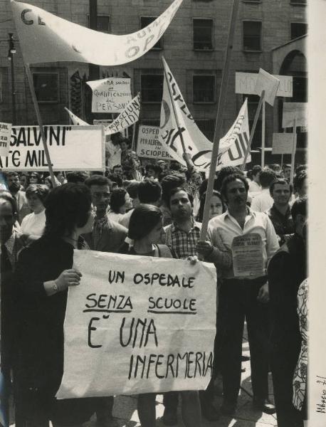 Milano - Sciopero nazionale ospedalieri - Presidio - Lavoratori con striscioni e cartelli di protesta