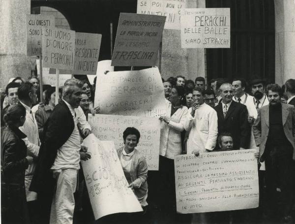 Milano - Sciopero nazionale ospedalieri - Presidio davanti alla sede della Provincia - Lavoratori con cartelli di protesta