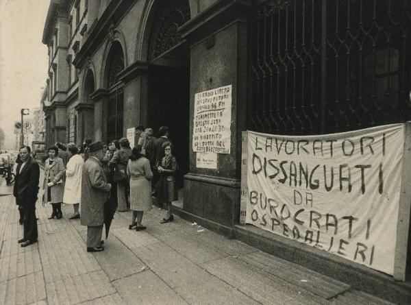 Milano - Sciopero lavoratori dell'ospedale Fatebenefratelli - Corso di Porta Nuova - Presidio dei lavoratori davanti all'ospedale - Cartelli di protesta appesi all'ingresso