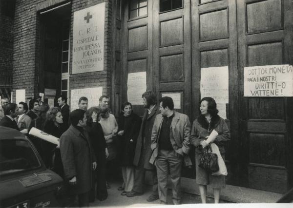 Milano - Sciopero lavoratori dell'ospedale Principessa Jolanda - Via Giuseppe Antonio Sassi - Presidio davanti all'ingresso della scuola convitto infermiere - Cartelli di protesta appesi all'ingresso - Insegna