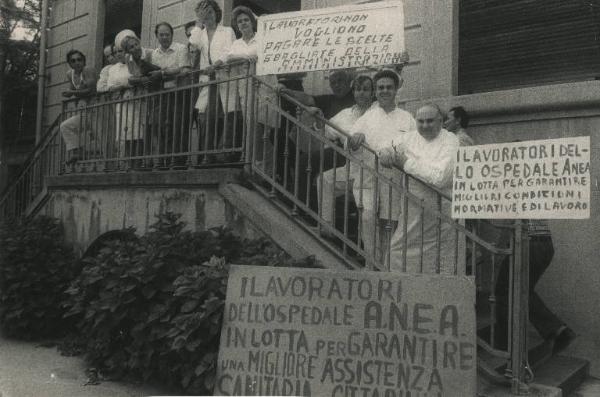 Milano - Sciopero lavoratori dell'ospedale Anea (Associazione nazionale enti assistenziali) - Presidio davanti all'ingresso dell'ospedale - Ritratto di gruppo - Lavoratori in camice con cartelli di protesta