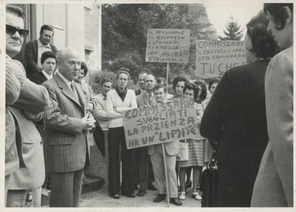 Longone al Segrino - Sciopero ospedalieri - Presidio - Lavoratori con cartelli di protesta - Discorso del sindaco Rag. Bruno Zanetti