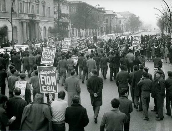 Sciopero dei lavoratori metalmeccanici per le pensioni - Corteo - Operai con tuta da lavoro - Cartelli di sciopero