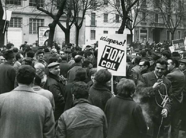 Sciopero dei lavoratori metalmeccanici per le pensioni - Corteo - Operai, sostenitori e telecronisti - Cartelli di sciopero