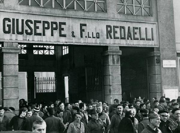 Sciopero dei lavoratori della Redaelli di Rogoredo - Presidio davanti all'ingresso della fabbrica - Insegna Soc. An. Giuseppe & F.llo Redaelli