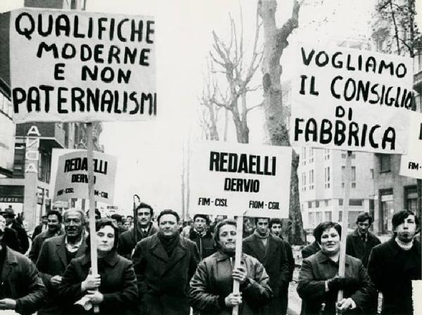 Sciopero dei lavoratori della Redaelli - Corteo - Cartelli di protesta