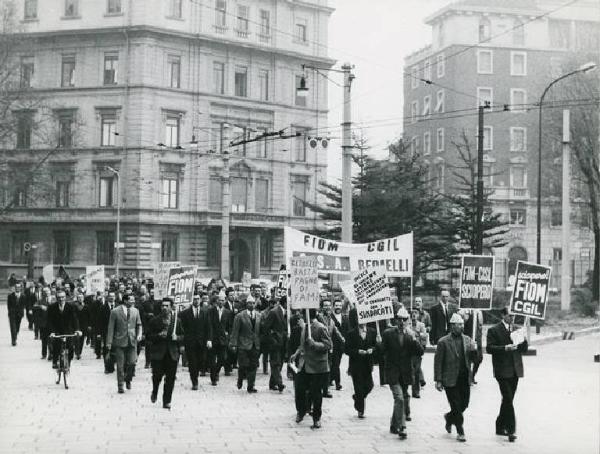 Sciopero dei lavoratori della Redaelli - Corteo - Striscione - Cartelli di protesta