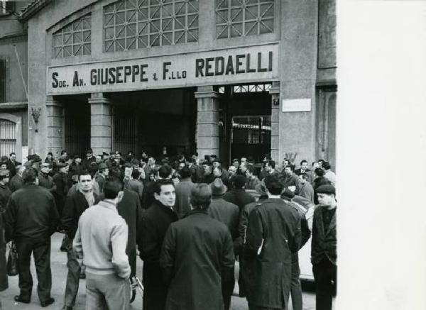 Sciopero dei lavoratori della Redaelli di Rogoredo - Presidio davanti all'ingresso della fabbrica - Insegna Soc. An. Giuseppe & F.llo Redaelli