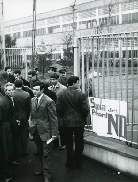 Sciopero dei lavoratori della Om Fiat - Picchetto davanti all'ingresso della fabbrica - Studenti si uniscono ai lavoratori - Cartello di rivendicazione