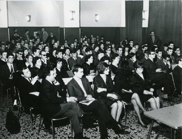 Interno - Assemblea dei lavoratori della Borletti - Platea