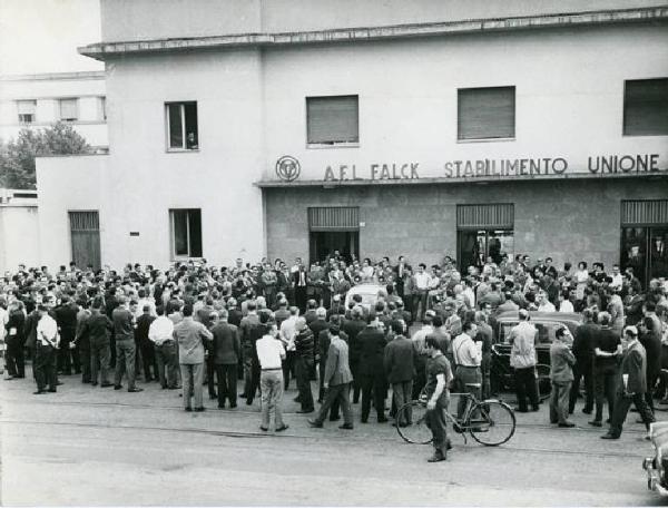 Sciopero degli impiegati della A.F.L. Falck Stabilimento Unione - Comizio davanti all'ingresso - Segretari provinciali FIOM FIM e UILM con impiegati - Altoparlanti