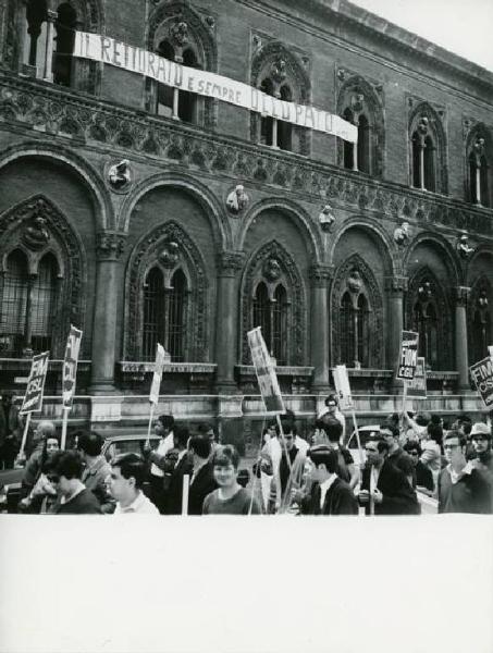 Sciopero dei lavoratori della Fiar, della CGE di Milano e di Canegrate contro i licenziamenti - Corteo davanti alla Università Statale occupata - Striscione - Cartelli di sciopero Fiom Cgil, Fim Cisl