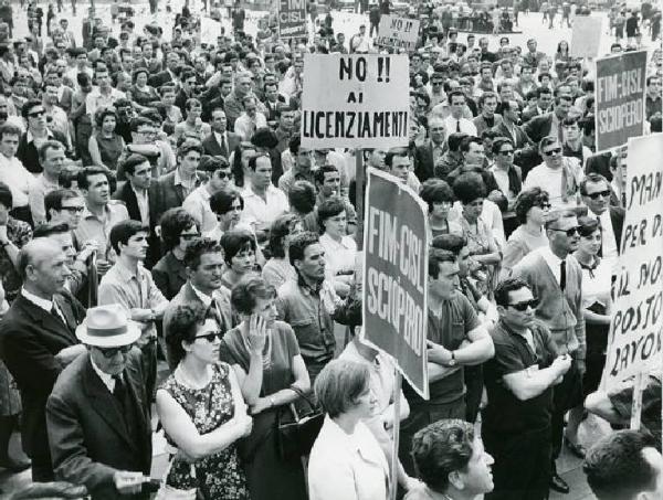 Sciopero dei lavoratori della Fiar e della Cge contro i licenziamenti - Piazza del Duomo - Comizio - Primo piano dei lavoratori - Cartello di protesta - Cartelli di sciopero Fim Cisl