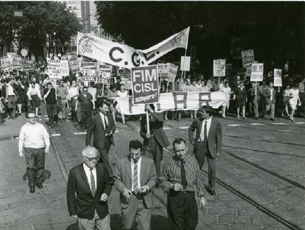 Sciopero dei lavoratori della Fiar, della CGE di Milano e di Canegrate contro i licenziamenti - Striscioni - Cartelli di sciopero Fiom Cgil, Fim Cisl