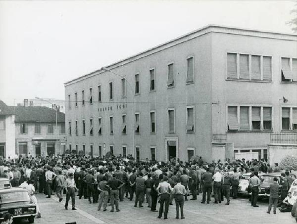 Sciopero dei lavoratori della Franco Tosi - Presidio davanti alla fabbrica - Operai con tuta da lavoro - Insegna Franco Tosi