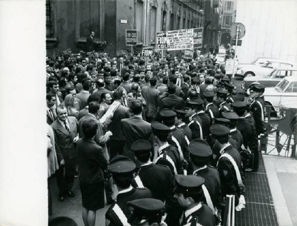 Sciopero dei lavoratori della Olivetti - Presidio e comizio davanti alla sede della Direzione Olivetti di Milano- Schieramento delle forze dell'ordine