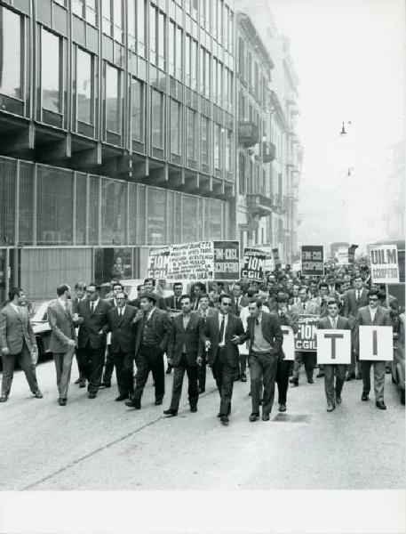 Sciopero dei lavoratori della Olivetti - Corteo - Cartelli di sciopero