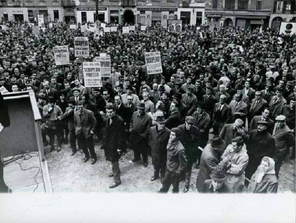 Sciopero generale per l'aumento e la riforma delle pensioni - Comizio - Folla di manifestanti - Cartelli di sciopero sindacali